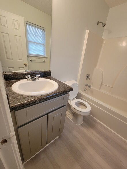 Master bathroom - 103 Pasofina Dr