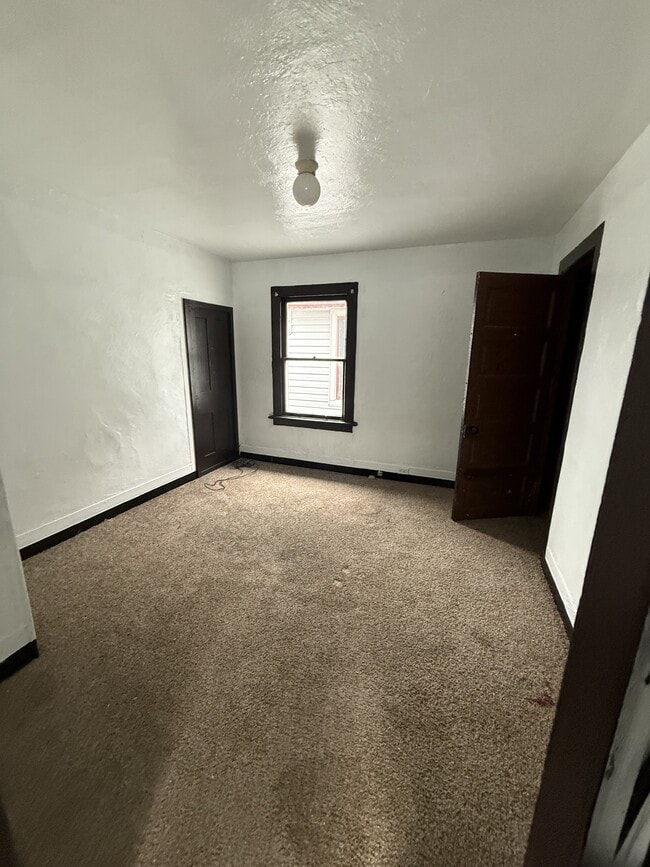 Building Photo - 1423 E 33rd St