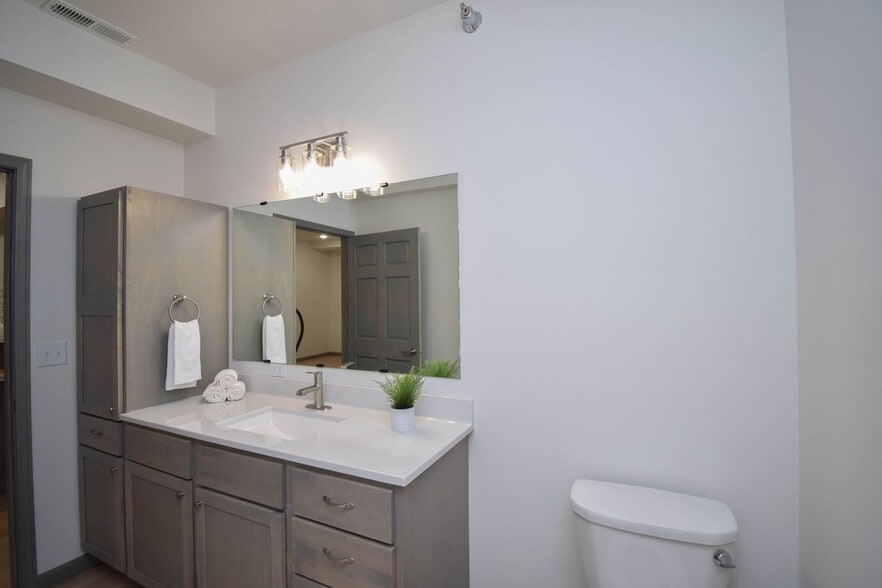 Building Photo - 7446 S Louise Ave