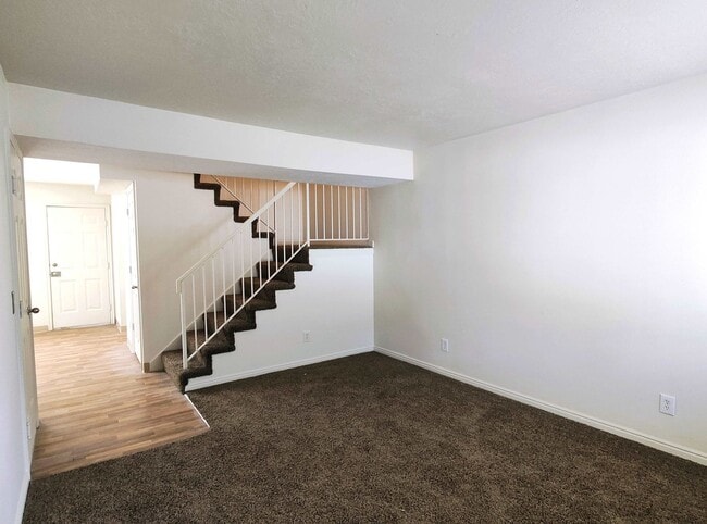 Building Photo - Great 3 Bd 2.5 Bath Townhome