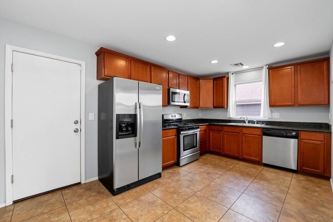 Building Photo - 2220 S Ponderosa Dr