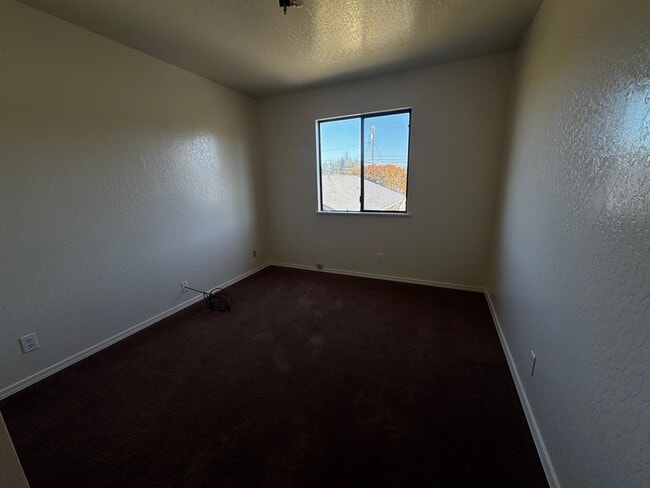 Building Photo - Charming 2 Bedroom 1 Bath Apartment Locate...