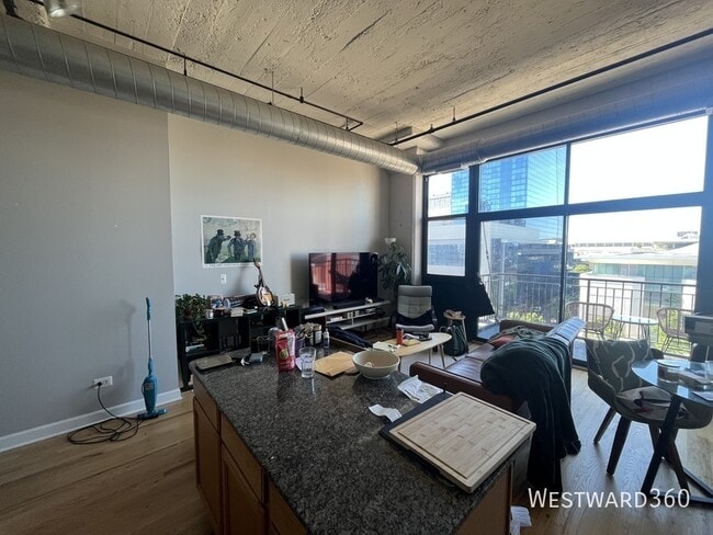 Building Photo - 221 E Cullerton St