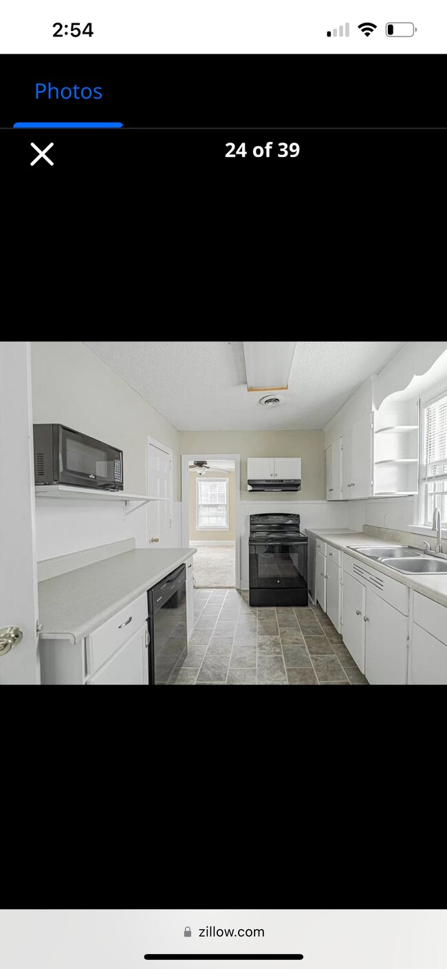 Kitchen - 611 Greenway Dr