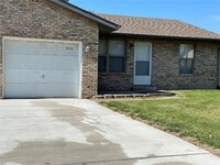 Building Photo - 840 Southgate Dr