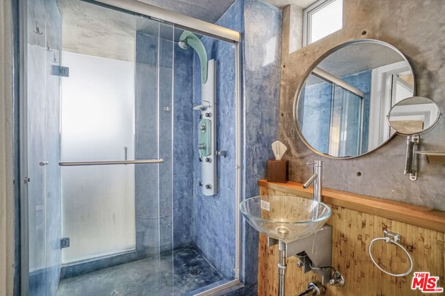 Building Photo - 2911 Ocean Front Walk