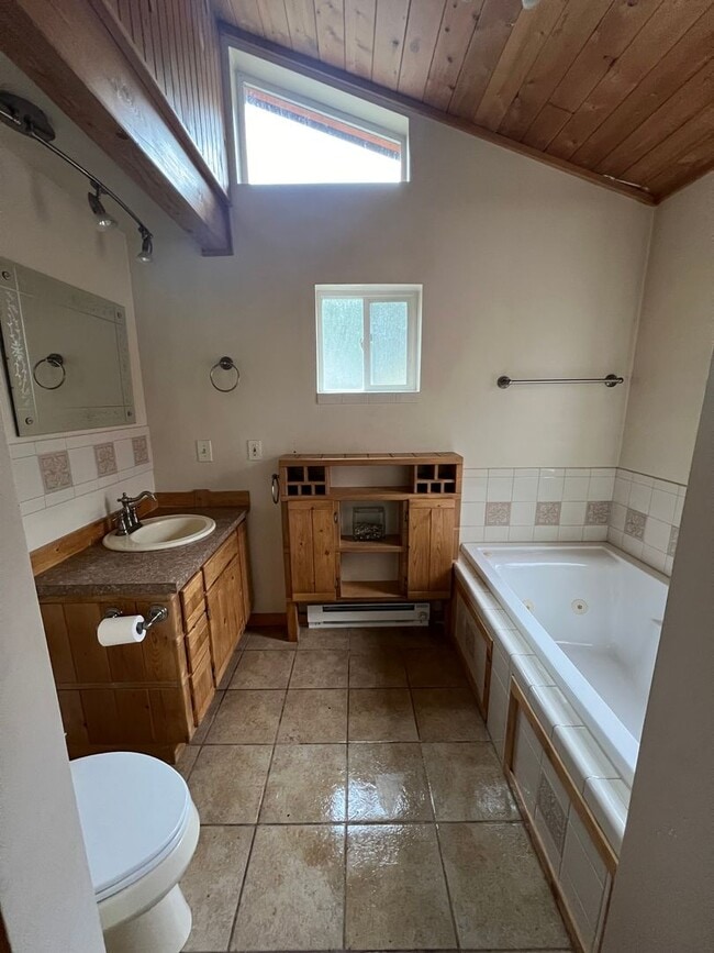 Building Photo - Nestled in Basin