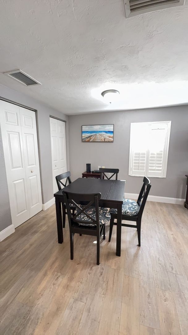 Building Photo - Fully Furnished One Bedroom Long Term Beac...