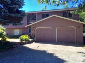 Building Photo - Spacious 4 Bed 3 Bath Kirkland Home with A...