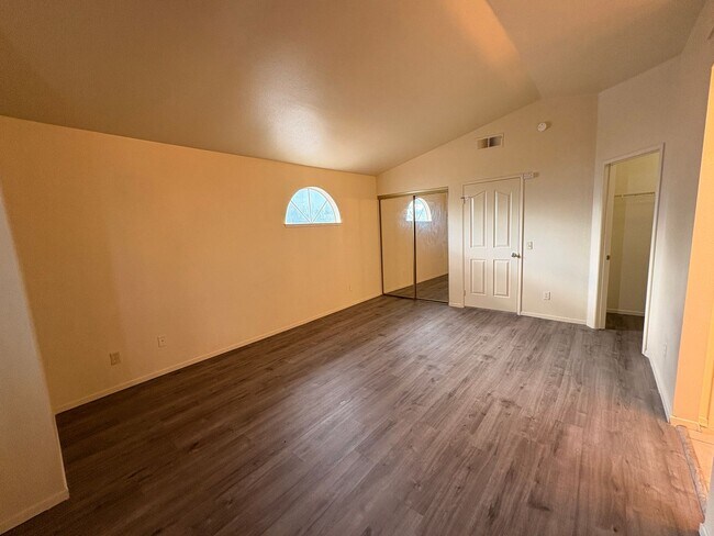 Building Photo - 4 Bed, 2.5 Bath in Rialto!