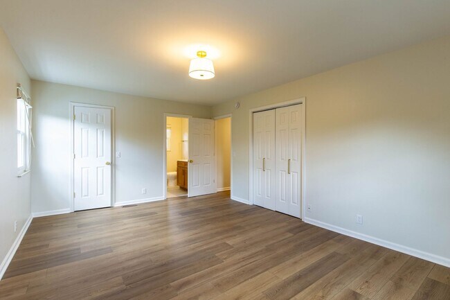 Building Photo - Charming Cul-de-Sac Home with Porch Swing & Wooded Views – 15 Mins from Nashville!