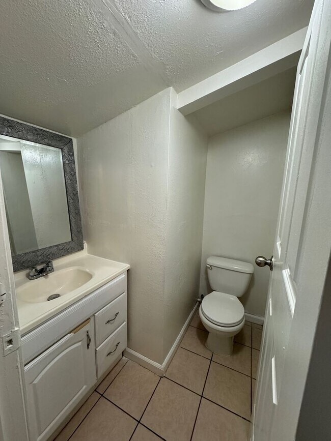 Building Photo - One Bed, One Bath Upstairs Apartment in Ce...