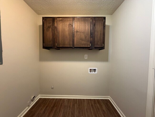 Building Photo - Nice 3/1.5 House in Silver Creek- $1,295