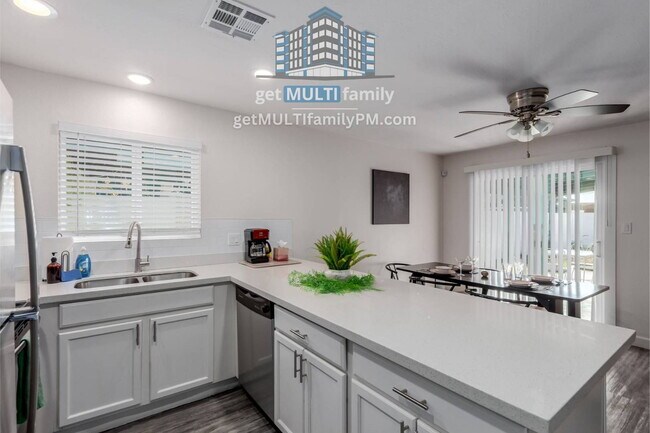 Building Photo - 515 W Pebble Beach Dr