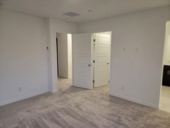 Building Photo - Stunning  4 Bedroom Townhome