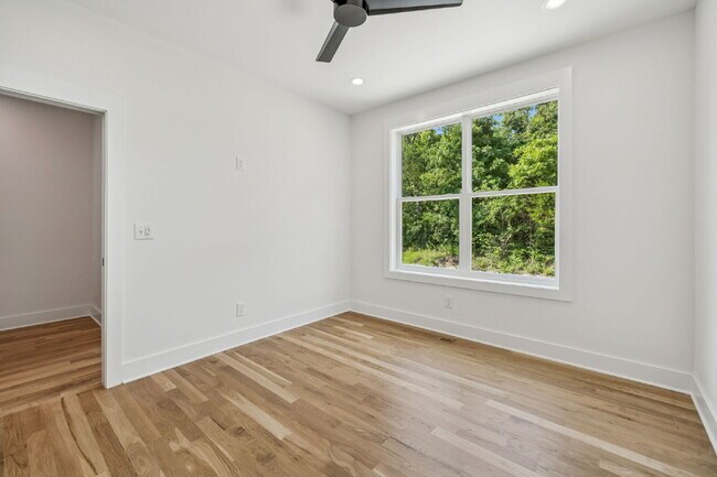 Building Photo - "Spacious 4-Bed, 4-Bath Gem in Nashville -...