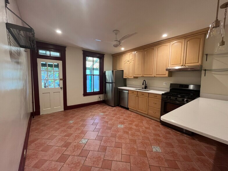 Kitchen - 915 W 33rd St