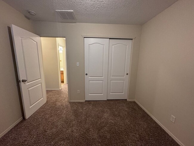 Building Photo - 3 bed 2 bath 1400 sq ft home- MOVE IN SPECIAL!