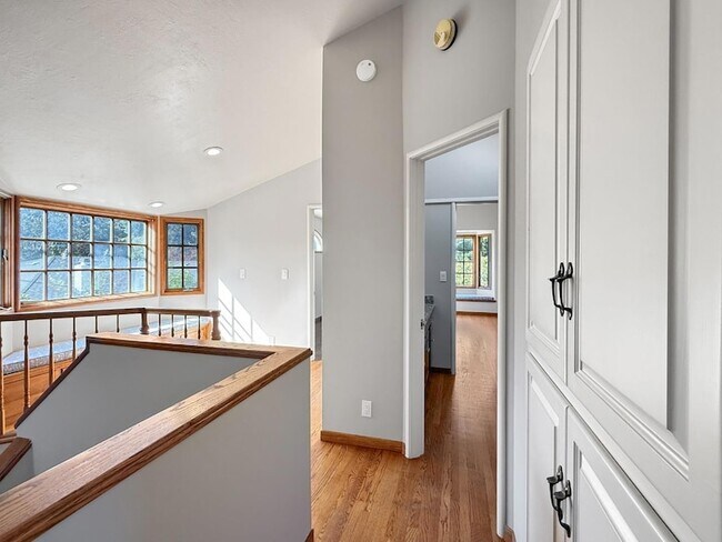 Building Photo - 527 Hilbar Ln