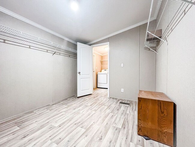 Building Photo - LOCATION! 5 mins from Carolina Beach bridg...