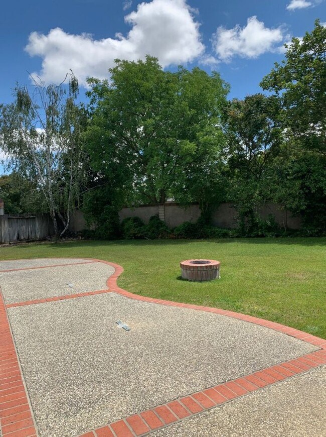Building Photo - Great 4 bedroom East Davis home with large...