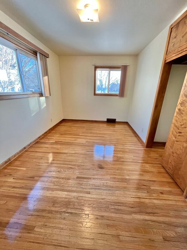 Building Photo - Large 3 Bed/2 Bath East Side Rental Home!