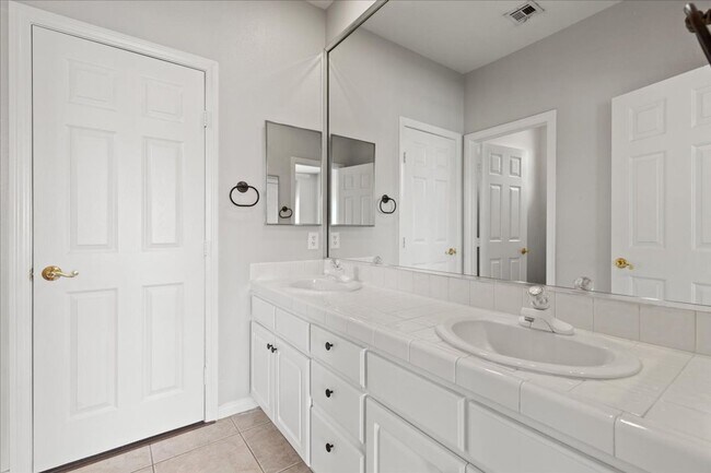 Building Photo - Expansive 4 Bedroom Home with a Pool and L...