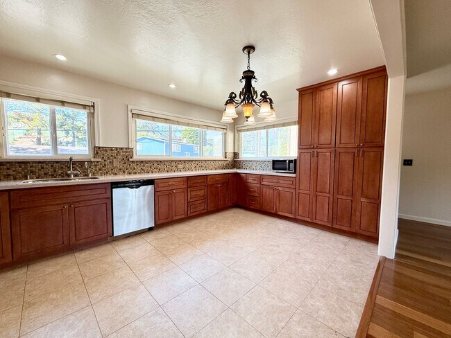 Building Photo - Gorgeously Updated 4-Bed/3-Bath Home & Ent...