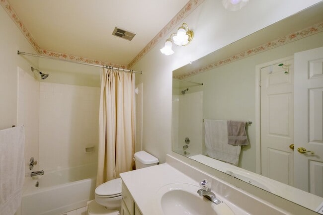 Building Photo - Beautifully Updated Townhome in Rockville