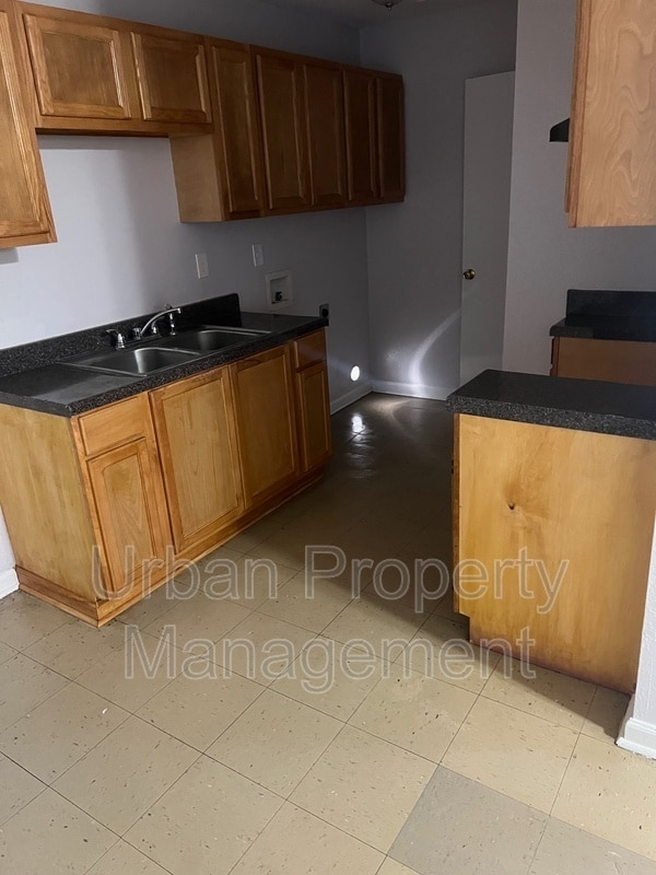 Building Photo - 713 Regent Pl