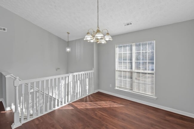 Building Photo - Spacious Home in Prime Location