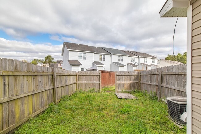 Building Photo - 2 Bed 2.5 Bath Townhome