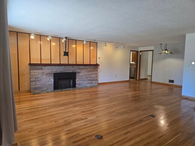 Building Photo - Spacious North Tacoma Rambler
