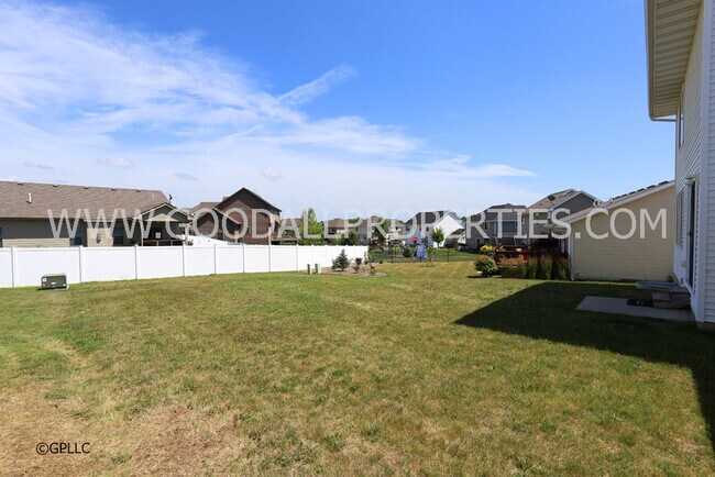 Building Photo - 3-Bedroom, 2.5-Bath Home in Urbandale with Attached 2-Car Garage