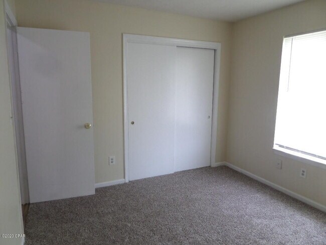 Building Photo - 3727 Greentree Pl