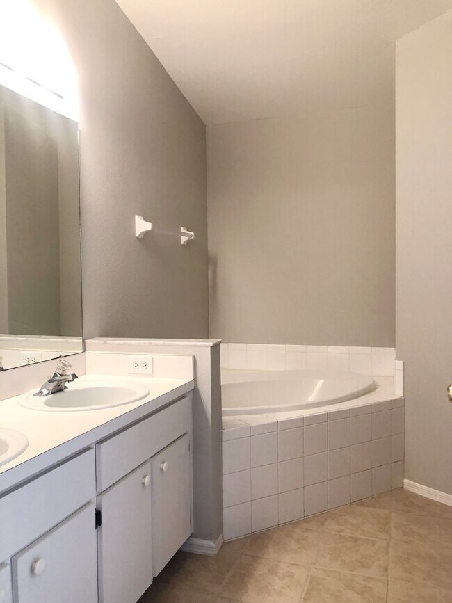 Building Photo - CUTE 3 BED 2 BATH HOME with SINGLE GARAGE IN SOUTHEAST ORLANDO