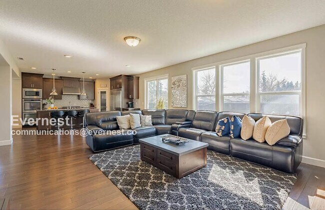Building Photo - 5 Bed, 4 Bath / Section 8 Accepted / Available now!