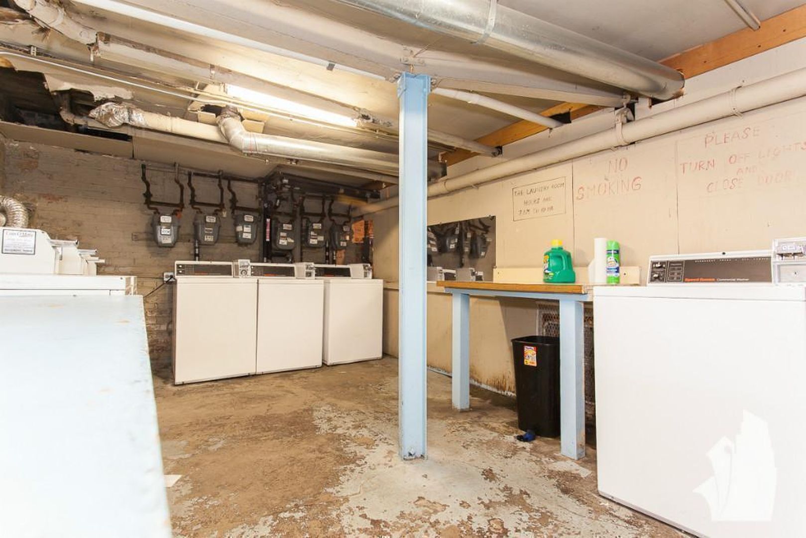 Building Photo - 624 W Cornelia Ave