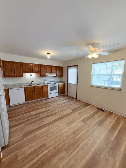 kitchen - 20 Eastgate Ave W