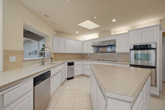 Building Photo - 18714 Bernardo Trails Dr