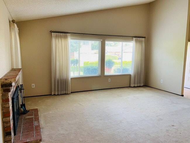 Building Photo - Charming Home Nestled on a Cul-De-Sac!