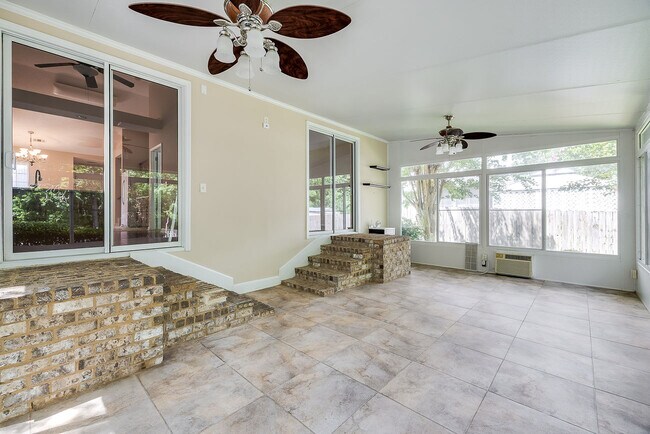 Building Photo - 868 Young Way