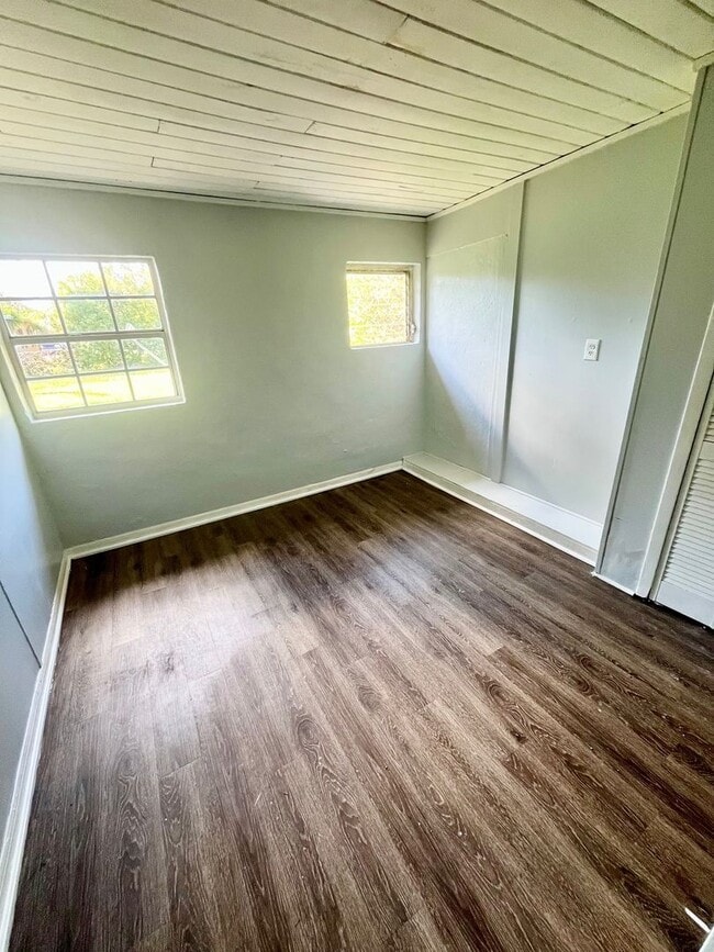 Building Photo - 3BR/1BA Duplex Near Lake Parker, Large Shared Backyard!