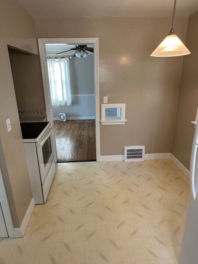 Building Photo - Gorgeous 3 bd, 2 bath South Euclid Home Awaits!