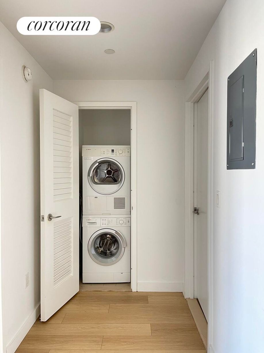 Building Photo - 550 W 45th St