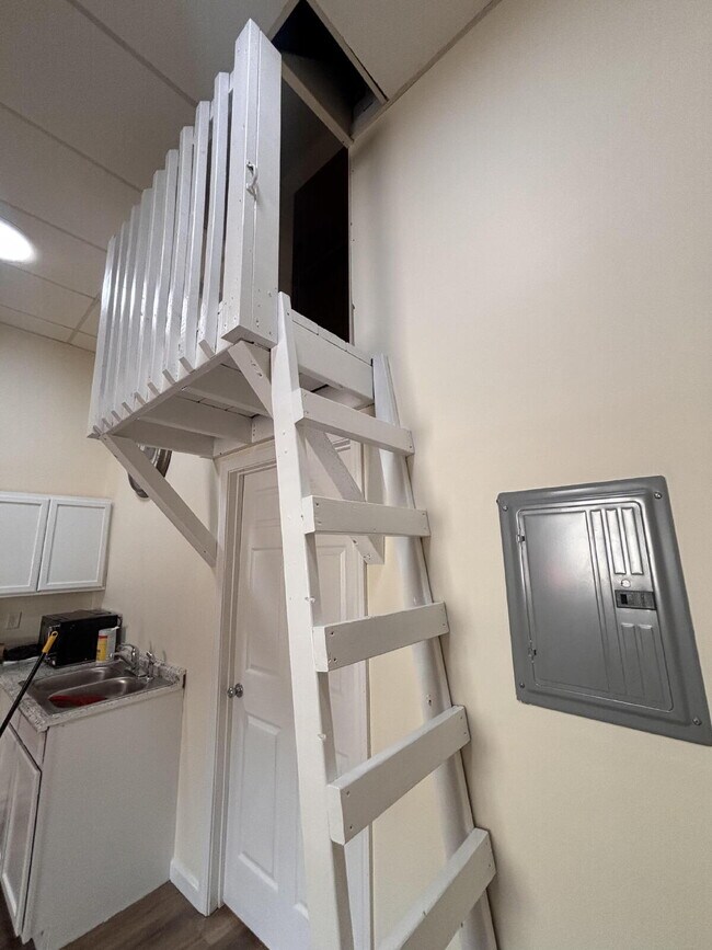 Building Photo - Walk everywhere - Charming Studio Loft in the Heart of Bath, Maine!