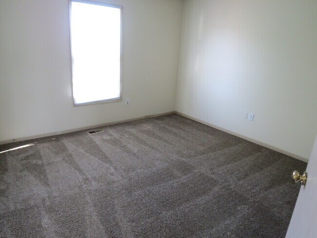 Building Photo - 857 Radbourne Dr