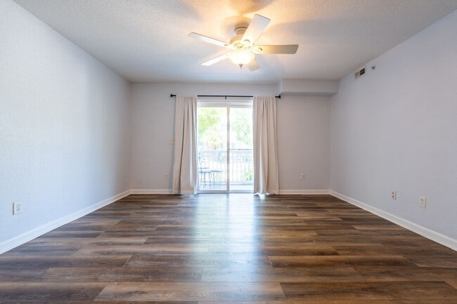 Building Photo - MOVE IN READY 2-bedroom in Virginia Beach!
