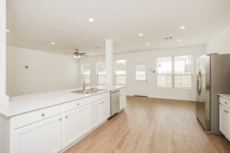 Building Photo - 1722 Sahara Dr