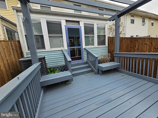 Building Photo - 1519 Roosevelt Dr